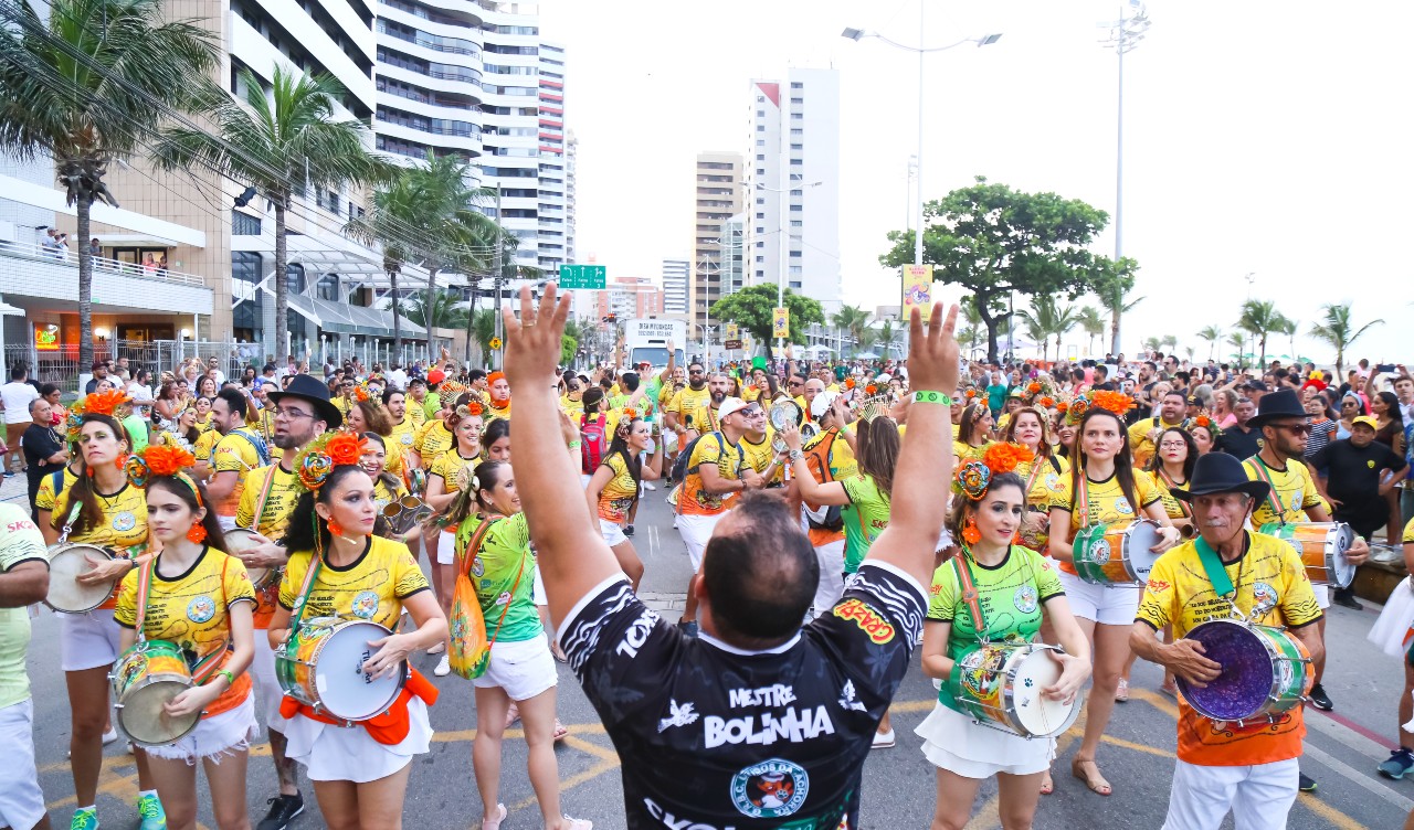 músicos tocando em uma bateria de carnaval